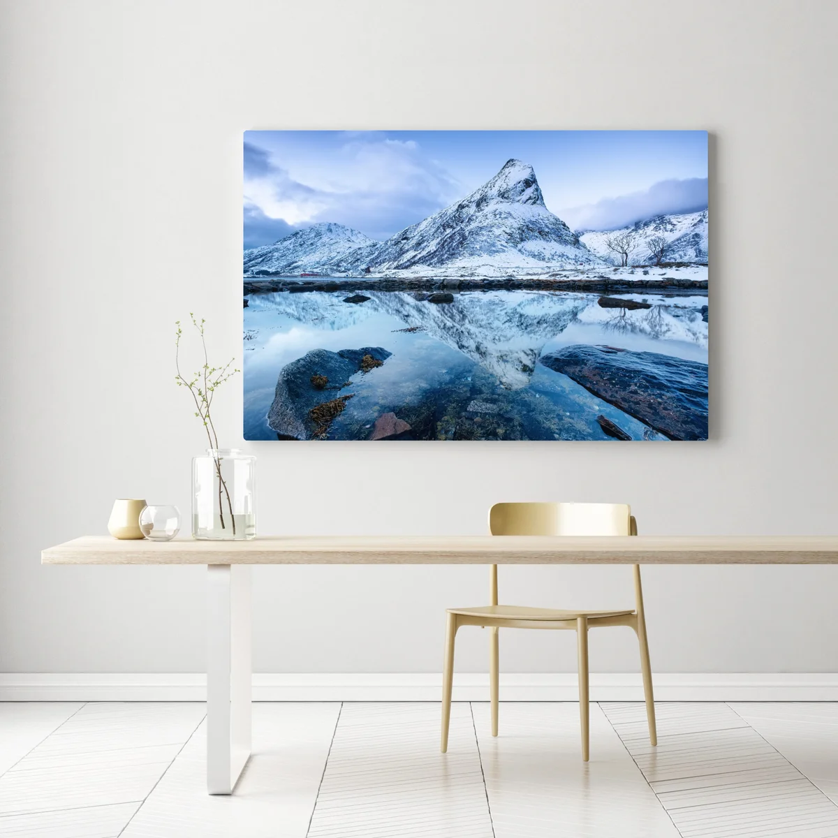 Leinwandbild schneebedeckter berg gespiegelt auf ruhigem wasser, Norwegen Leinwandbild schneebedeckter berg gespiegelt auf ruhigem wasser, Norwegen