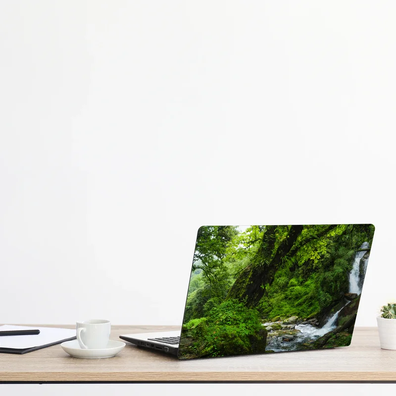 Laptop-Aufkleber üppiger grüner wasserfall im wald