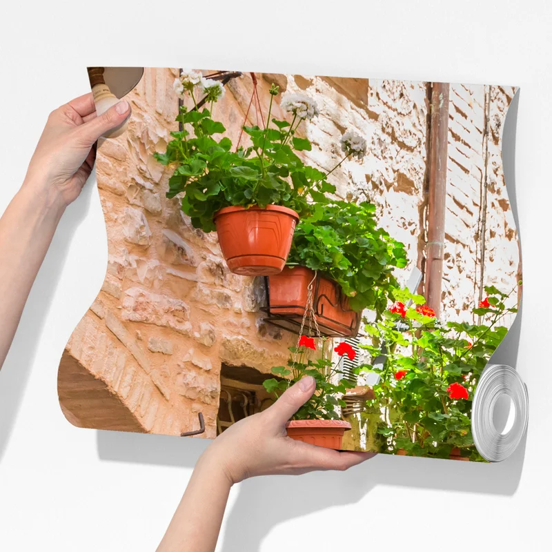 Fototapete sonnige gasse in Italien mit blühenden töpfen Fototapete sonnige gasse in Italien mit blühenden töpfen