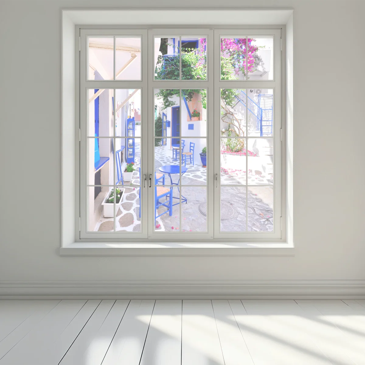 Fensteraufkleber sonnige gasse mit blauen stühlen Fensteraufkleber sonnige gasse mit blauen stühlen