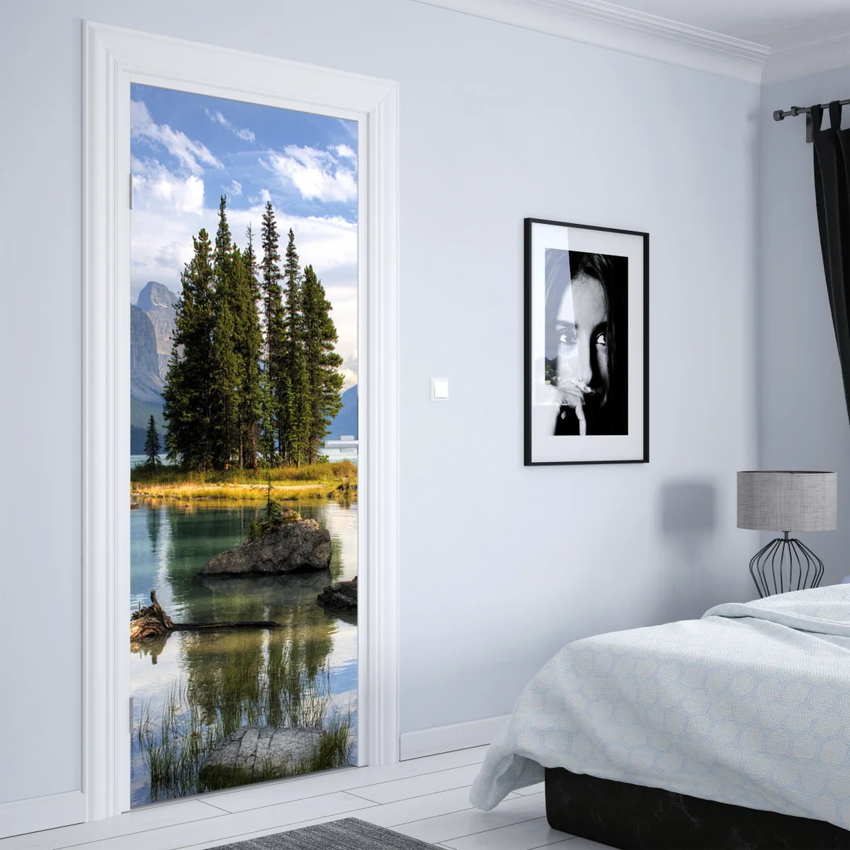 Türaufkleber ruhiger alpensee mit insel und bergen Türaufkleber ruhiger alpensee mit insel und bergen