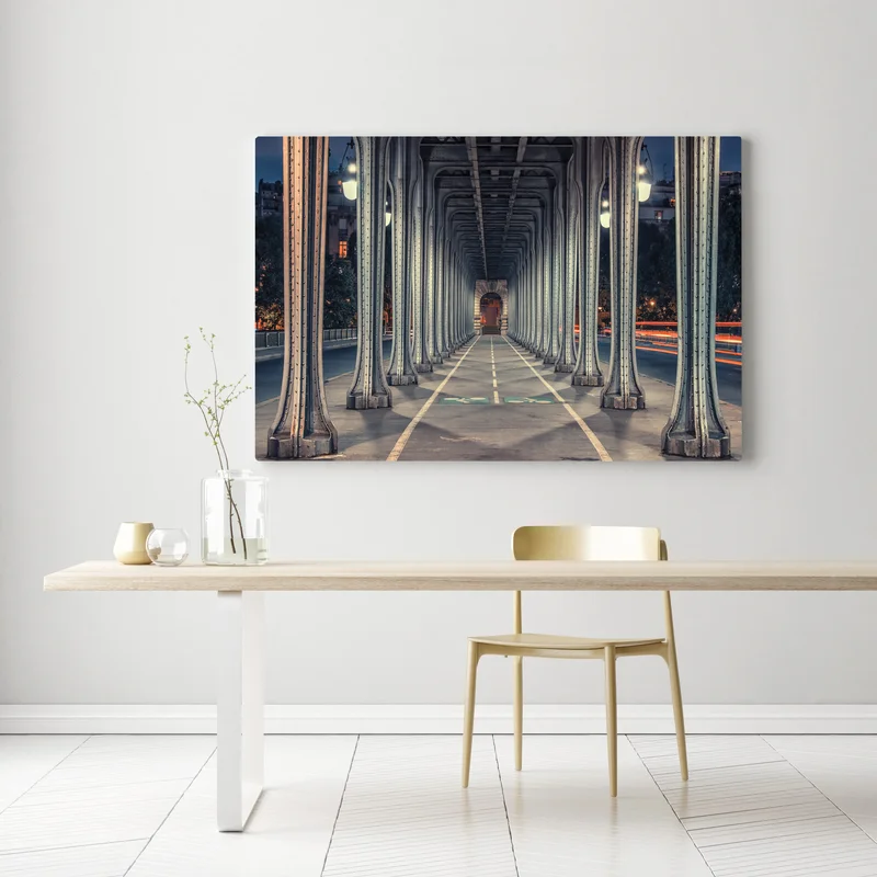 Leinwandbild symmetrischer stahlkorridor einer brücke bei nacht Leinwandbild symmetrischer stahlkorridor einer brücke bei nacht