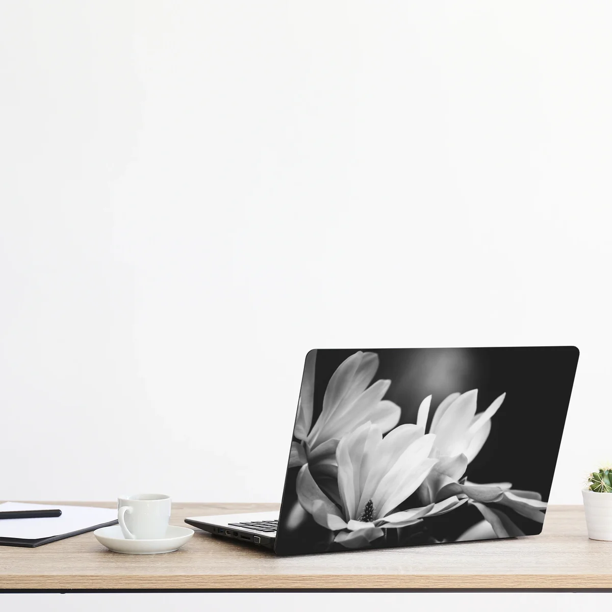 Naklejka na laptopa czarno-biała magnolia w zbliżeniu Naklejka na laptopa czarno-biała magnolia w zbliżeniu