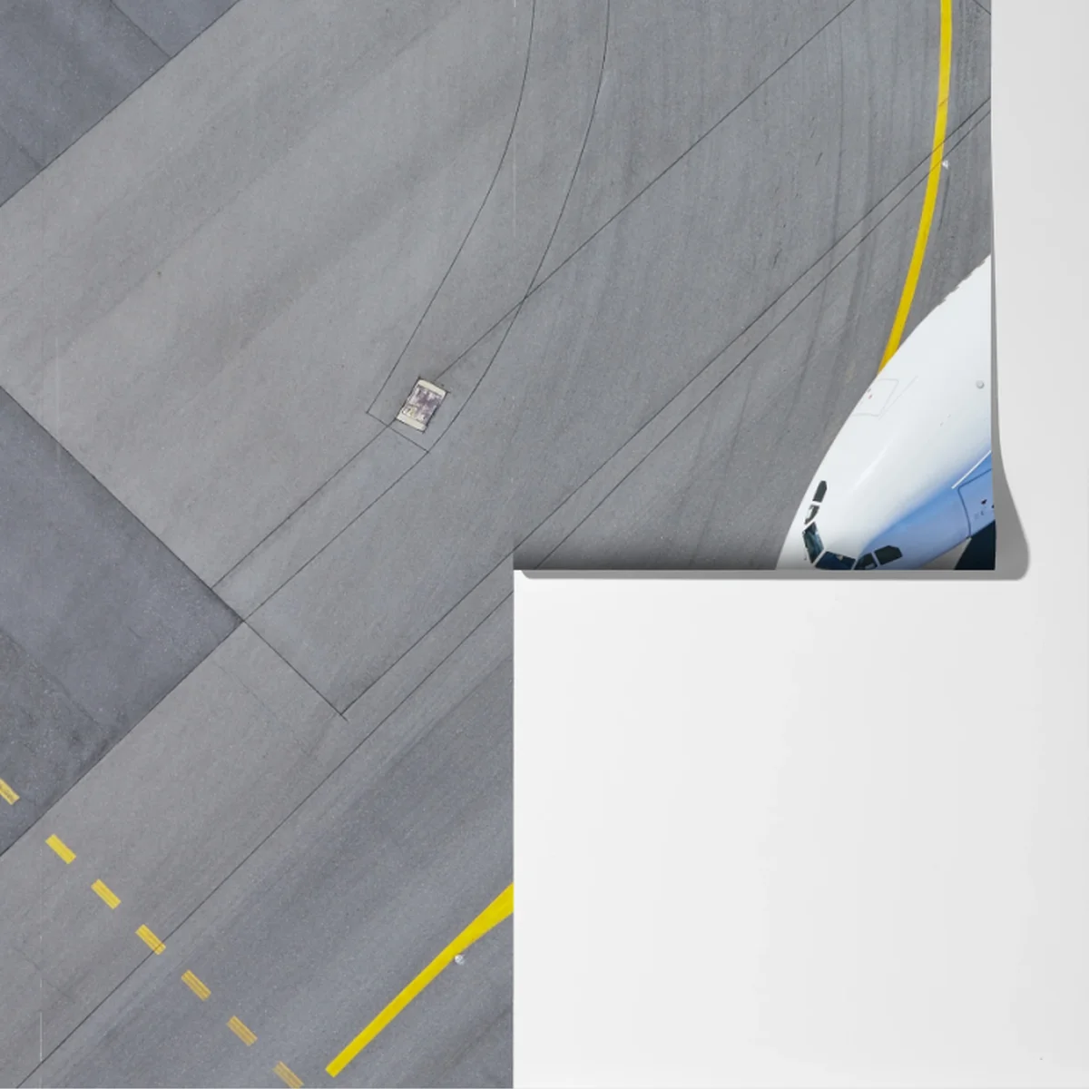 Fototapete luftaufnahme eines flugzeugs auf dem rollfeld Fototapete luftaufnahme eines flugzeugs auf dem rollfeld