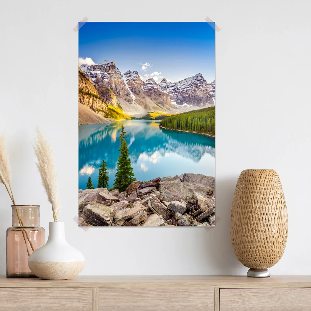 Poster sonnenbeschienenes Moraine Lake bergpanorama Poster sonnenbeschienenes Moraine Lake bergpanorama