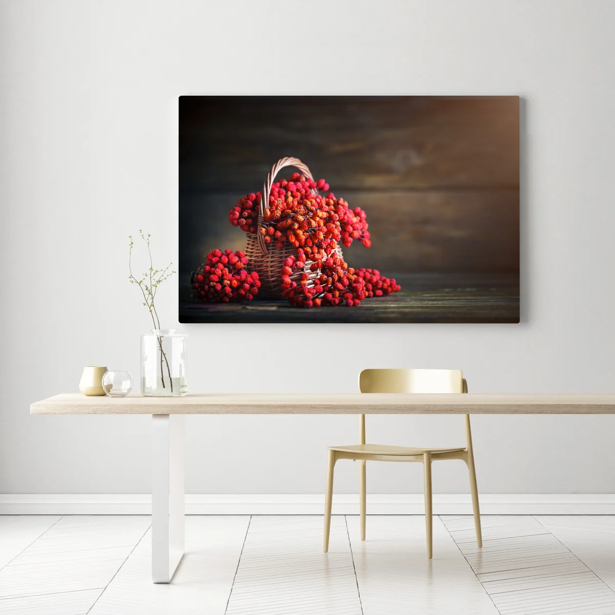 Leinwandbild herbstliche vogelbeeren im weidenkorb Leinwandbild herbstliche vogelbeeren im weidenkorb