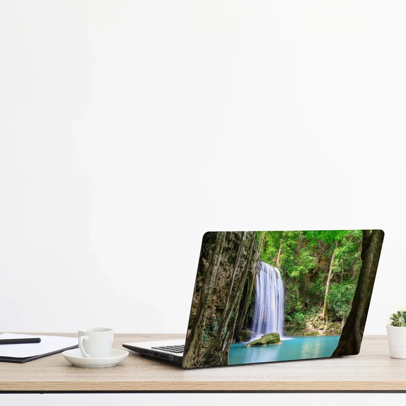 Naklejka na laptopa spokojny wodospad w Parku Narodowym Erawan