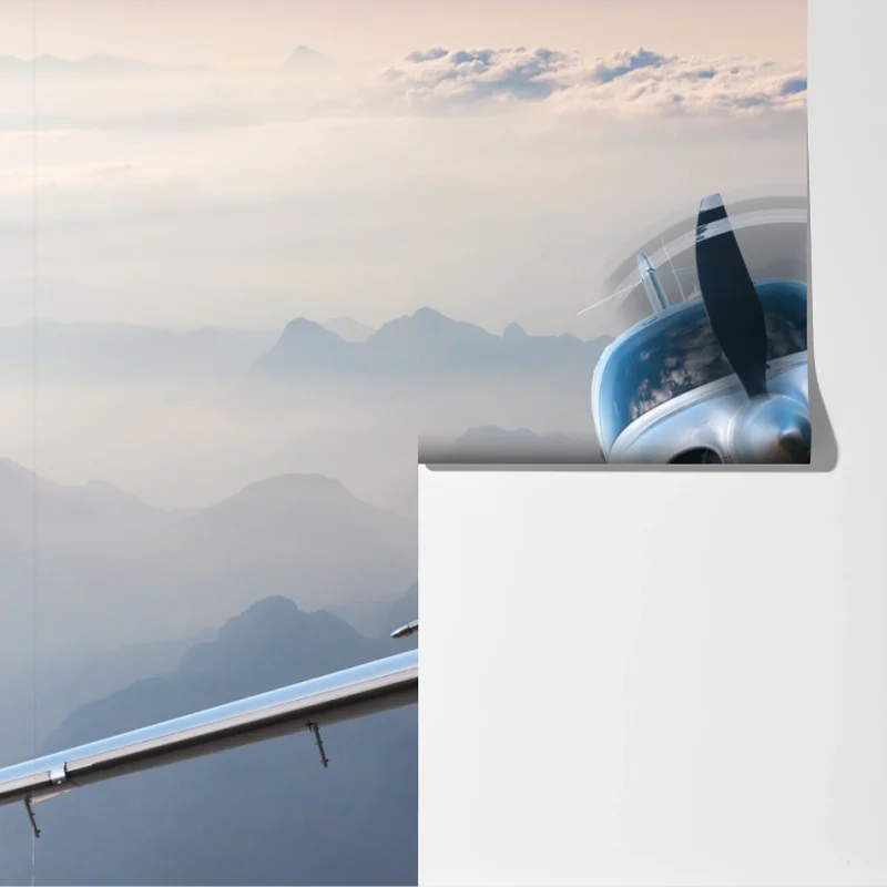 Fototapete silbernes propellerflugzeug über nebeligen bergen Fototapete silbernes propellerflugzeug über nebeligen bergen