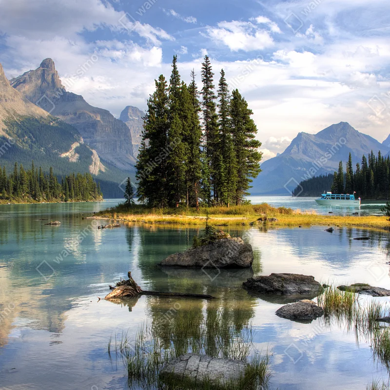 Fototapete ruhiger alpensee mit insel und bergen Fototapete ruhiger alpensee mit insel und bergen