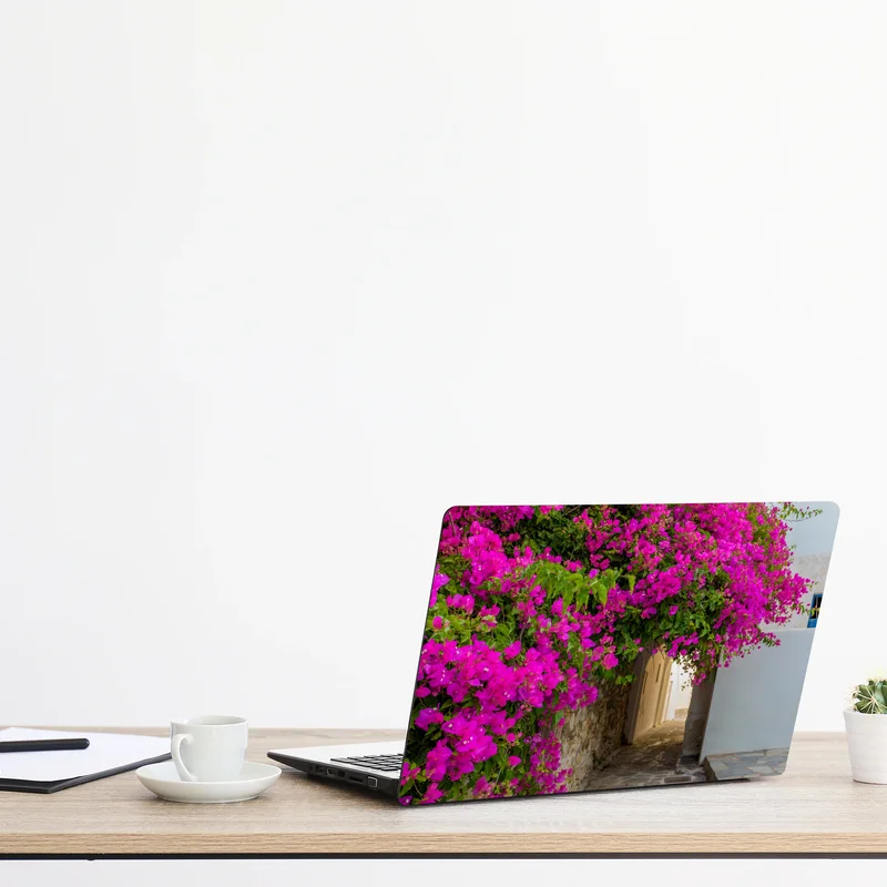 Laptop-Aufkleber blühende bougainvillea in Naousa gasse