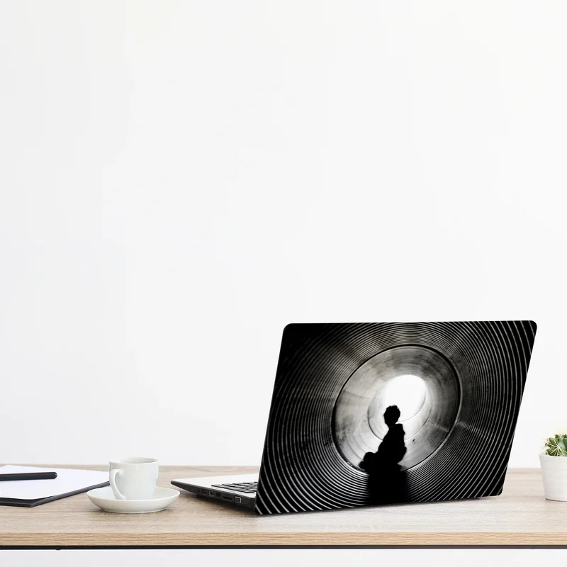 Naklejka na laptopa sylwetka w spiralnym tunelu