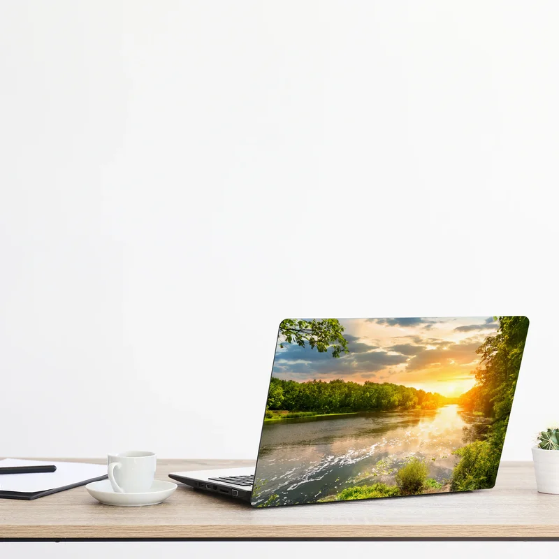 Naklejka na laptopa spokojny zachód słońca nad rzeką i zielonym lasem