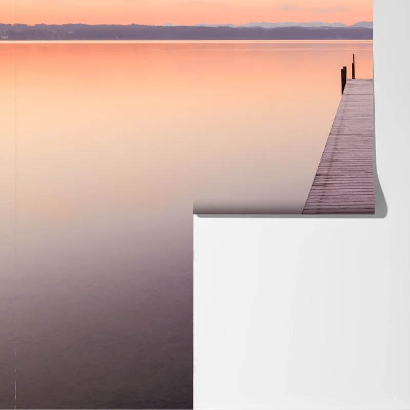 Fototapete ruhiger steg im frühaufgang über pastellfarbenem see Fototapete ruhiger steg im frühaufgang über pastellfarbenem see