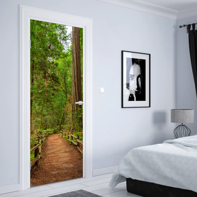 Türaufkleber majestätischer waldpfad zwischen mammutbäumen