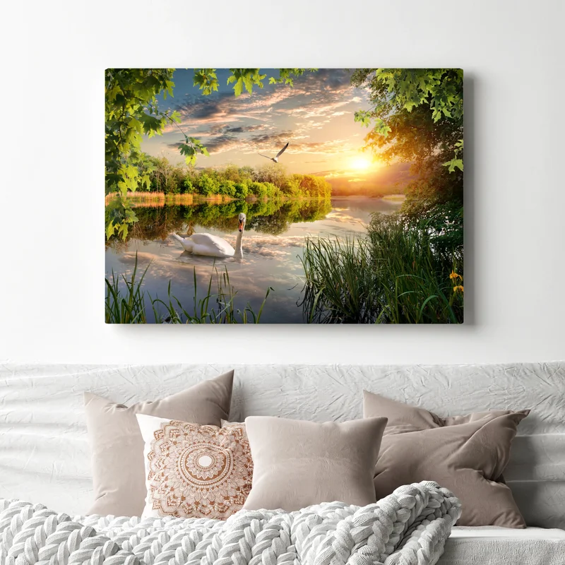 Leinwandbild sonnenuntergang mit schwan auf stillem see Leinwandbild sonnenuntergang mit schwan auf stillem see