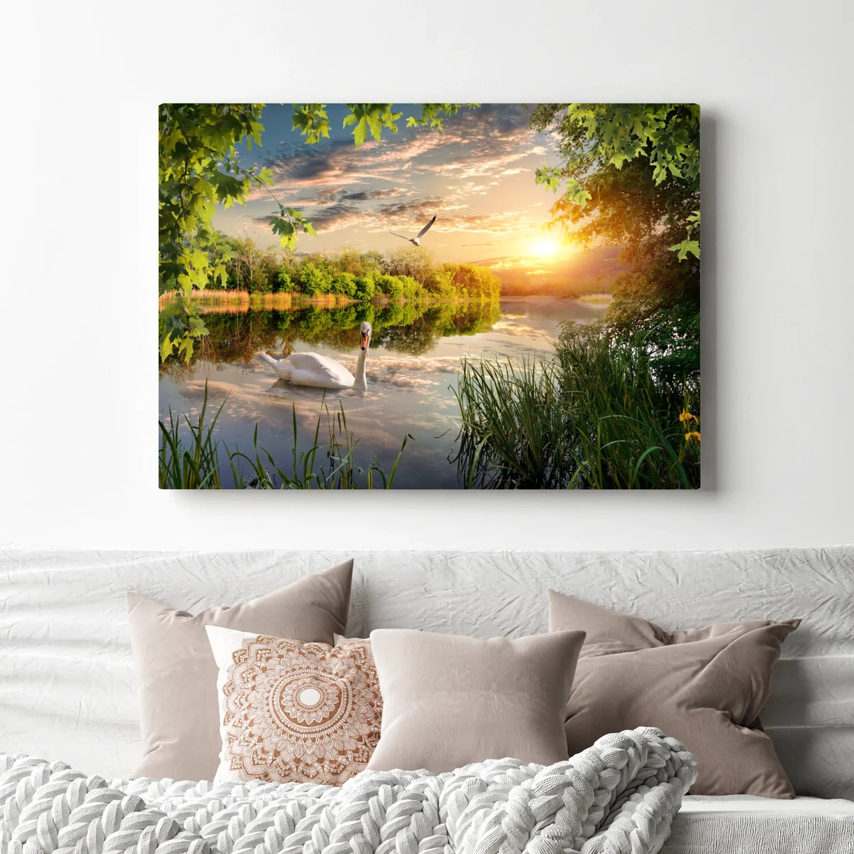 Leinwandbild sonnenuntergang mit schwan auf stillem see Leinwandbild sonnenuntergang mit schwan auf stillem see