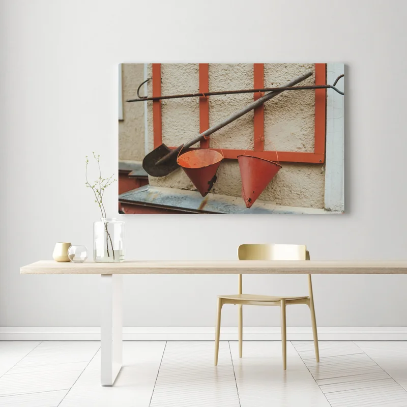 Leinwandbild An der Wand eines Gebäudes sind Werkzeuge für die Brandbekämpfung angebracht. Sicherheitsvorkehrungen. Nahaufnahme. • Leinwandbilder bei Wallnifity® Leinwandbild An der Wand eines Gebäudes sind Werkzeuge für die Brandbekämpfung angebracht. Sicherheitsvorkehrungen. Nahaufnahme. • Leinwandbilder bei Wallnifity®