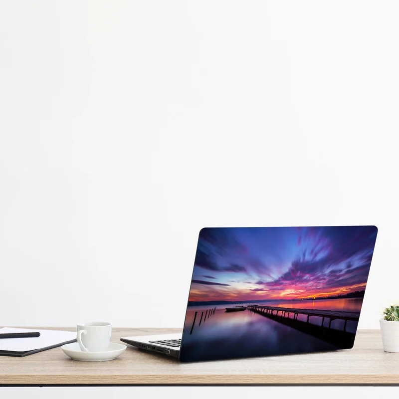 Laptop-Aufkleber sonnenuntergang über ruhigem see mit hölzernem steg