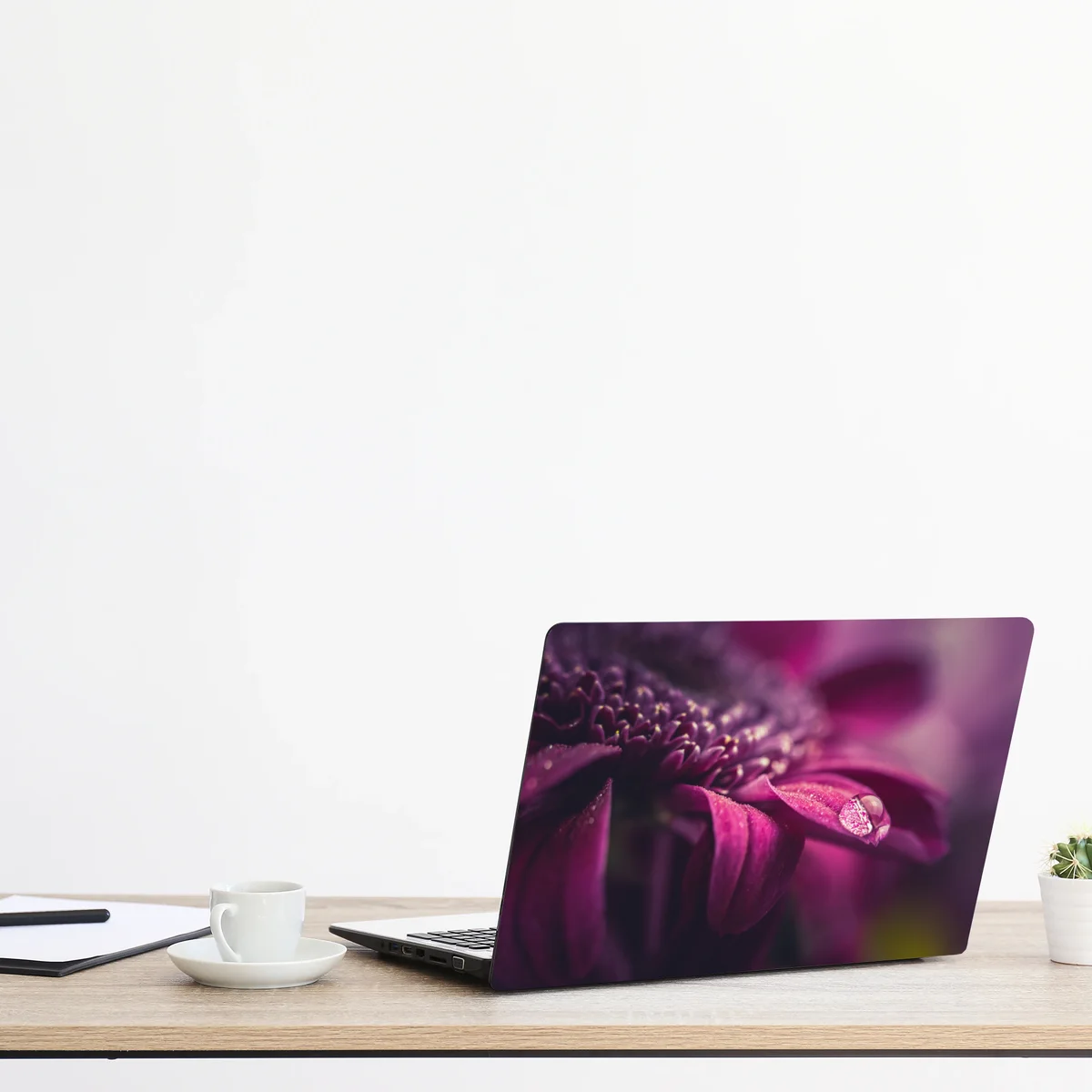 Naklejka na laptopa fioletowy makro kwiat z kroplą rosy Naklejka na laptopa fioletowy makro kwiat z kroplą rosy