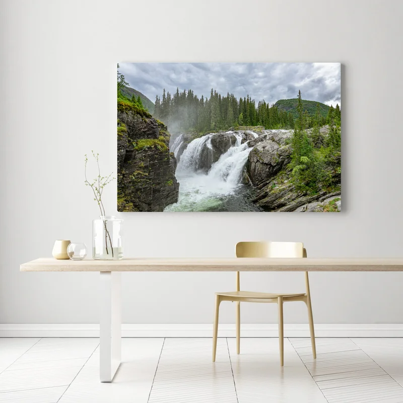 Leinwandbild nebliger wasserfall im dichten kiefernwald Leinwandbild nebliger wasserfall im dichten kiefernwald