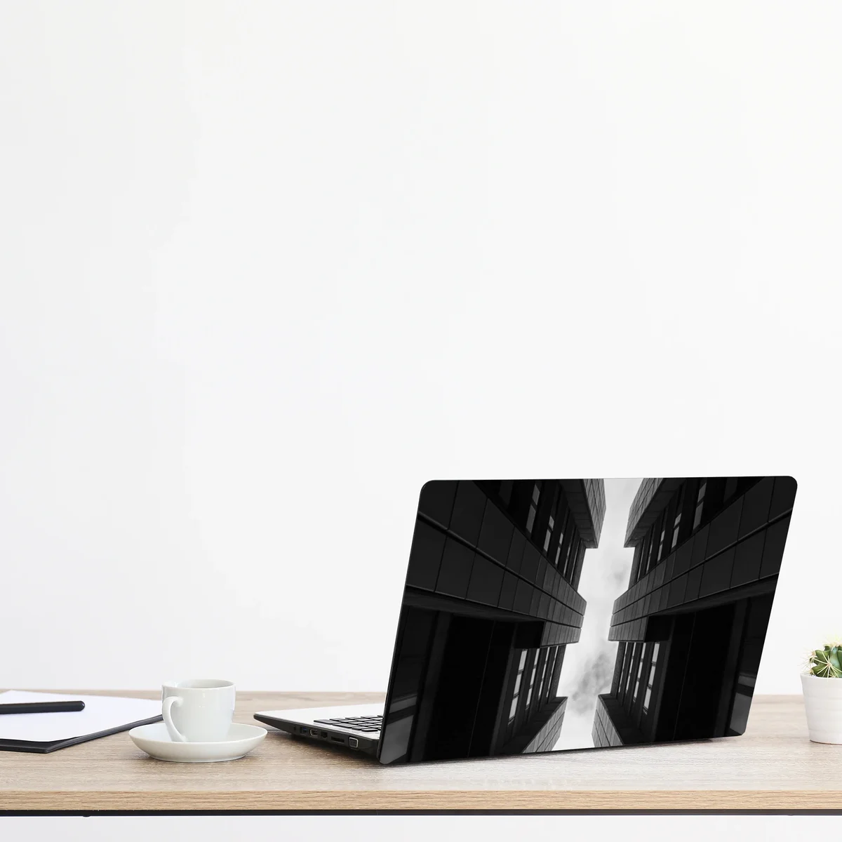 Laptop-Aufkleber vertikale städtische symmetrie in monochrom Laptop-Aufkleber vertikale städtische symmetrie in monochrom