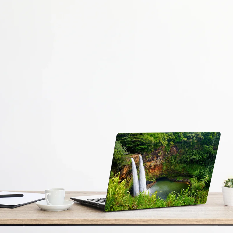 Laptop-Aufkleber doppelter wasserfall im üppig grünen wald