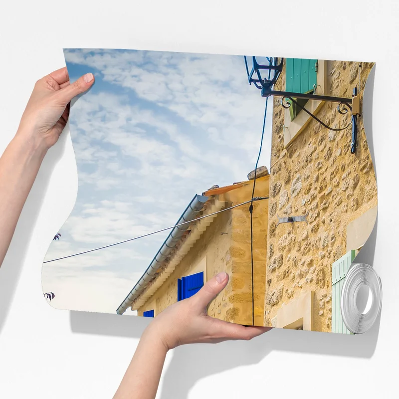 Fototapete sonnenbeschienene dorfstraße mit steinhäusern und bunten fensterläden Fototapete sonnenbeschienene dorfstraße mit steinhäusern und bunten fensterläden