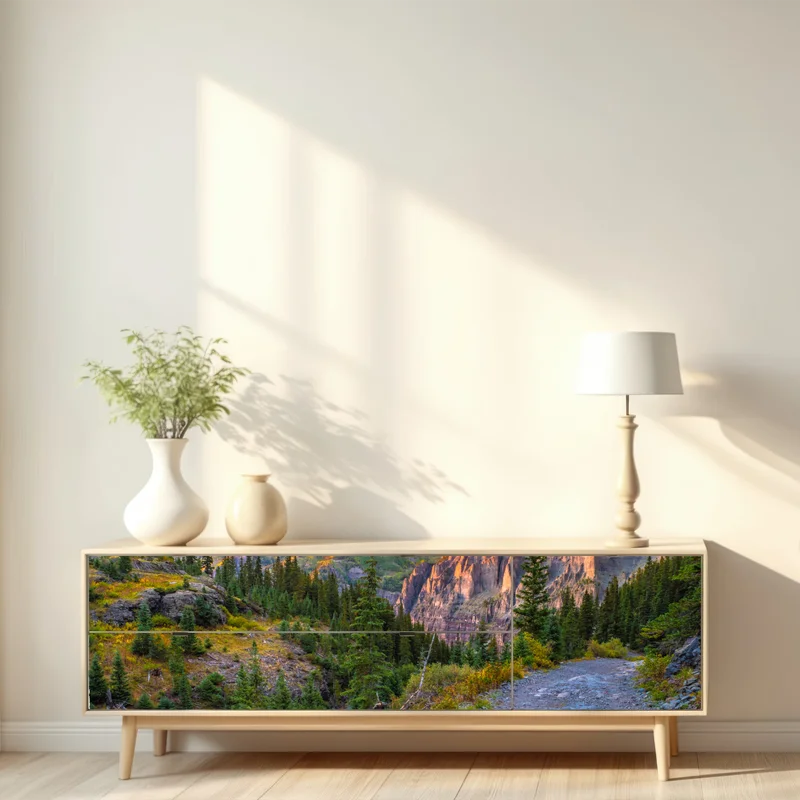 Repositionierbarer Aufkleber alpiner wanderweg im sonnenuntergang