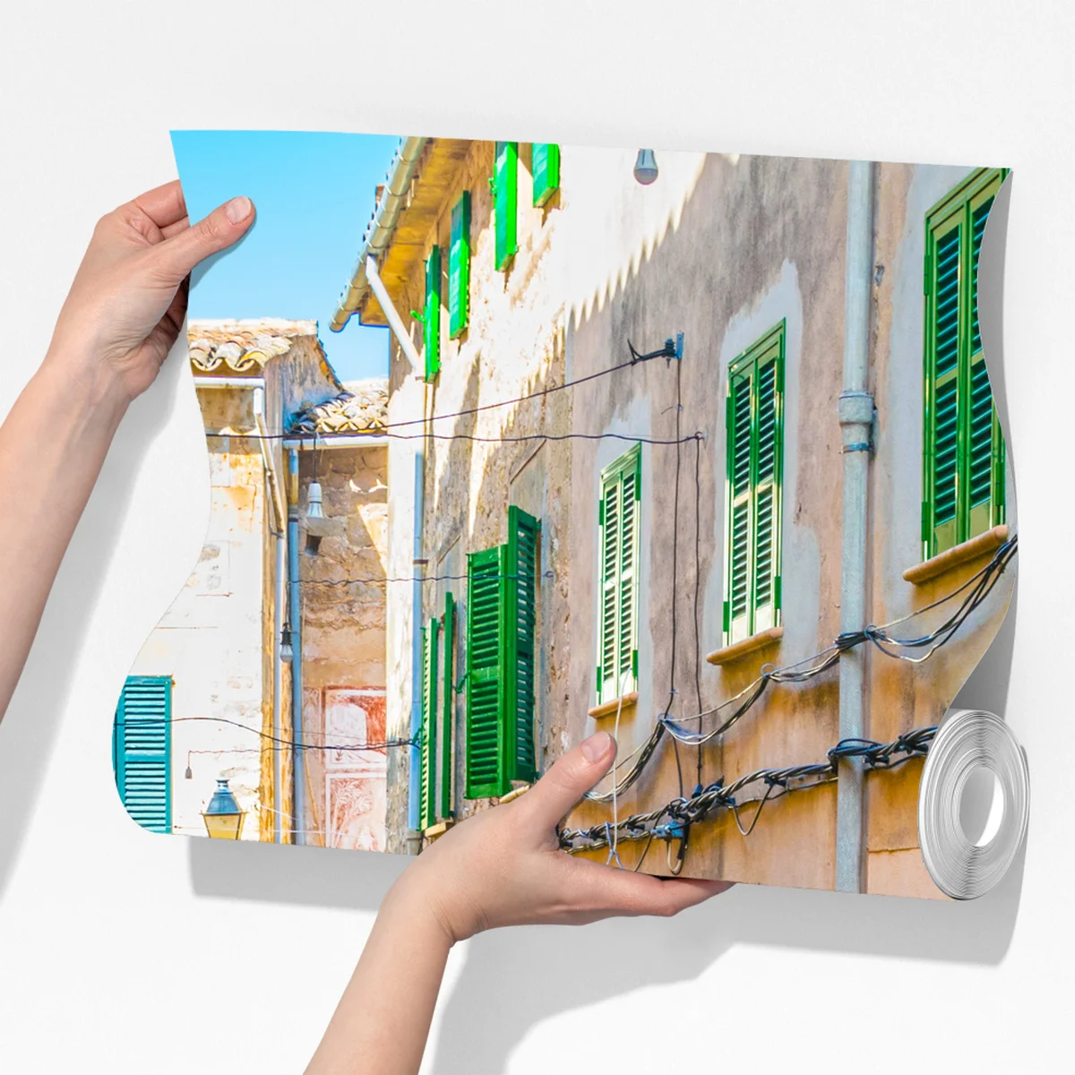 Fototapete sonnige gasse mit grünen fensterläden Fototapete sonnige gasse mit grünen fensterläden