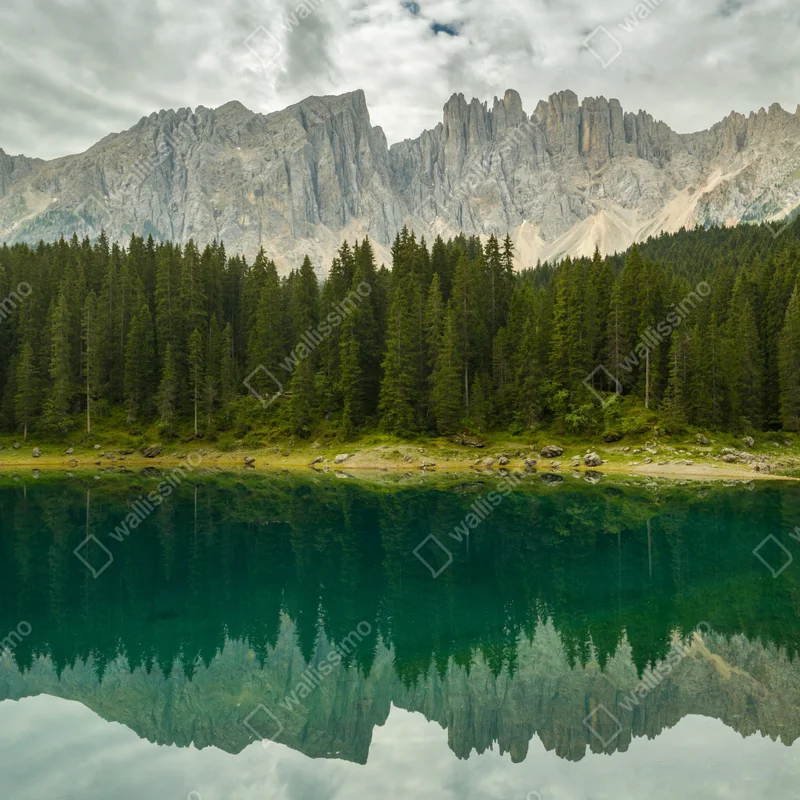 Repositionierbarer Aufkleber ruhige spiegelung am Lago di Carezza, Dolomiten Repositionierbarer Aufkleber ruhige spiegelung am Lago di Carezza, Dolomiten