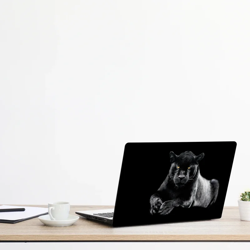 Naklejka na laptopa portret czarnej pantery na czarnym tle