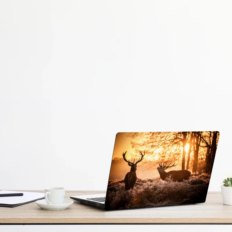 Laptop-Aufkleber goldener sonnenaufgang mit hirschen auf frostiger wiese