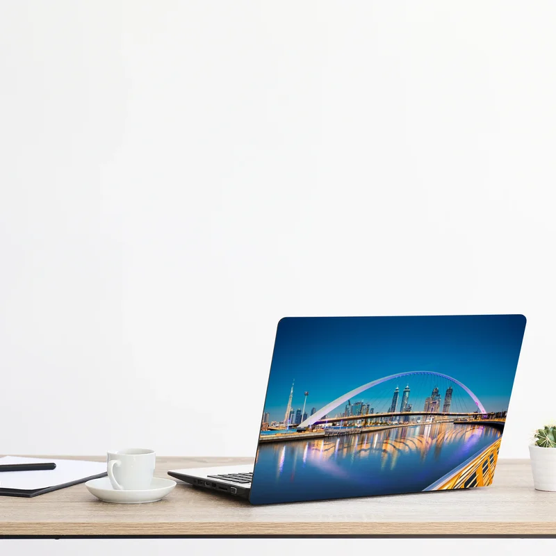 Naklejka na laptopa Dubaj panorama miasta z oświetlonym mostem