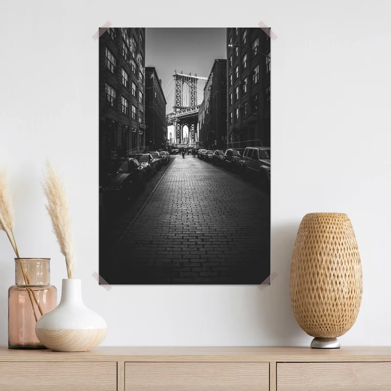 Poster Manhattan Bridge im rahmen einer gepflasterten straße Poster Manhattan Bridge im rahmen einer gepflasterten straße