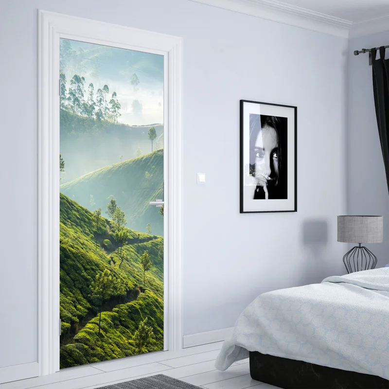 Türaufkleber neblige teeplantagen auf den hügeln von Munnar