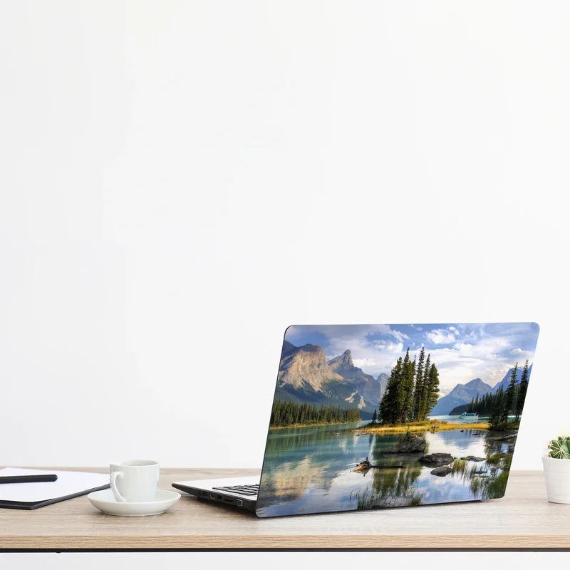 Laptop-Aufkleber ruhiger alpensee mit insel und bergen