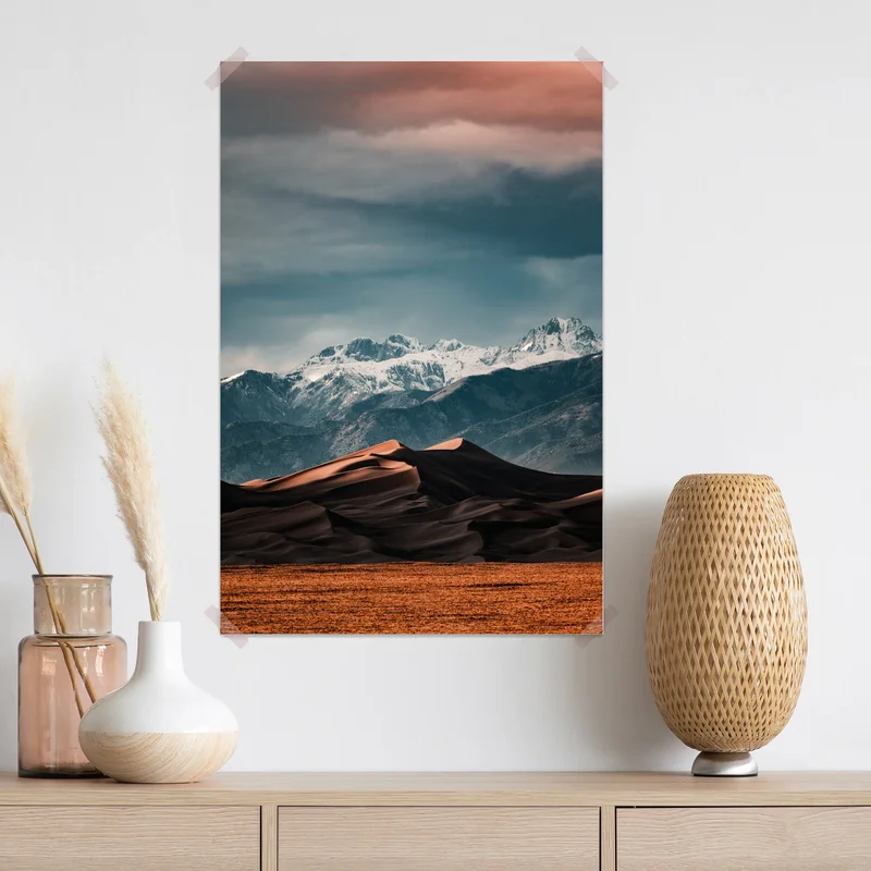 Poster wüstendünen vor schneebedeckten gipfeln Poster wüstendünen vor schneebedeckten gipfeln