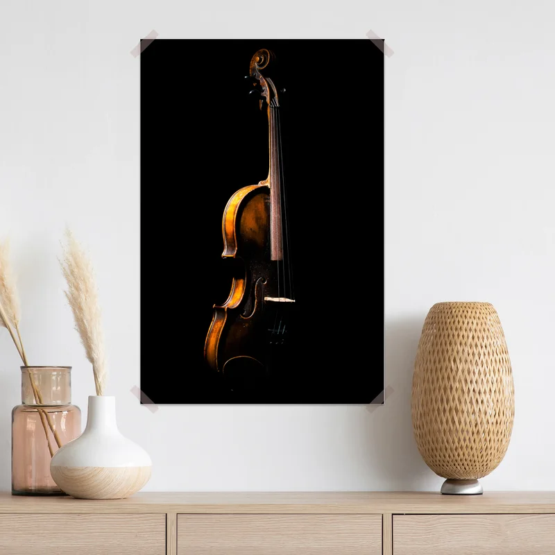 Poster elegante vintage-geige vor schwarzem hintergrund Poster elegante vintage-geige vor schwarzem hintergrund