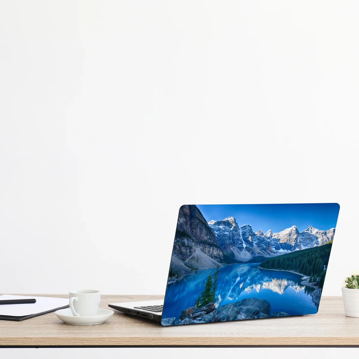 Naklejka na laptopa spokojne jezioro górskie z odbiciem Naklejka na laptopa spokojne jezioro górskie z odbiciem