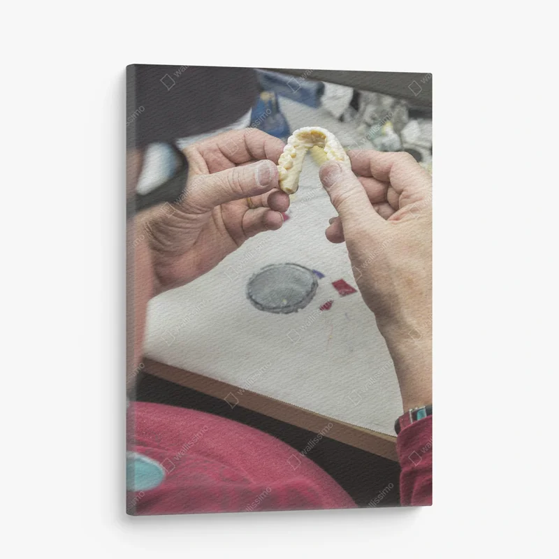 Leinwandbild Zahntechniker arbeitet an 3D-gedruckter Form für Zahnimplantate • Leinwandbilder bei Wallnifity® Leinwandbild Zahntechniker arbeitet an 3D-gedruckter Form für Zahnimplantate • Leinwandbilder bei Wallnifity®