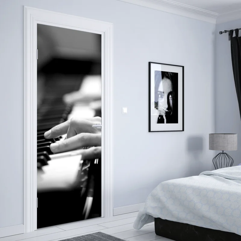 Türaufkleber intime hände auf klaviertasten in monochrom Türaufkleber intime hände auf klaviertasten in monochrom