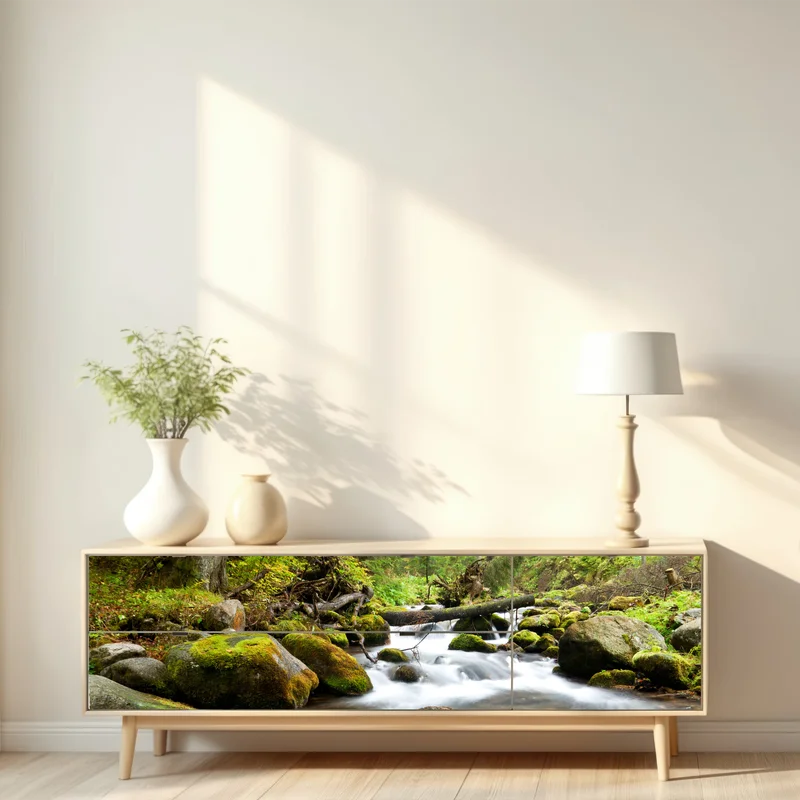 Repositionierbarer Aufkleber moosbedeckter waldbach im herbst