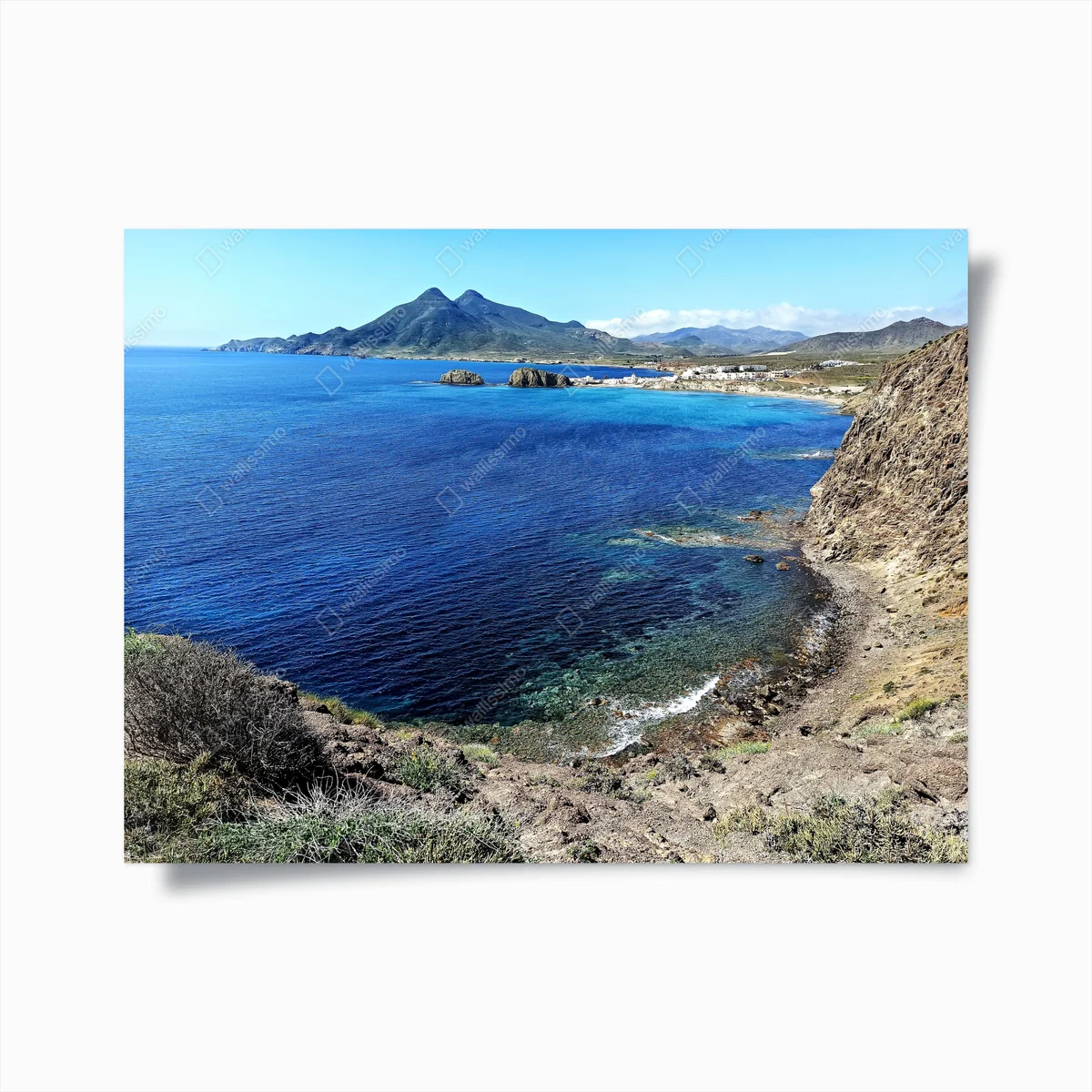 Poster ruhige blaue küstenlandschaft mit bergen • Poster bei Wallnifity® Poster ruhige blaue küstenlandschaft mit bergen • Poster bei Wallnifity®