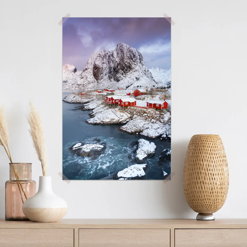 Poster rote küstenhäuser vor schneebedecktem berg Poster rote küstenhäuser vor schneebedecktem berg