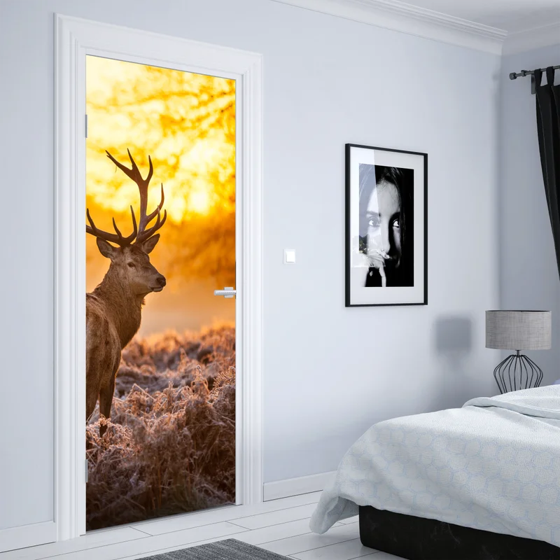 Türaufkleber goldener hirsch im sonnenaufgang