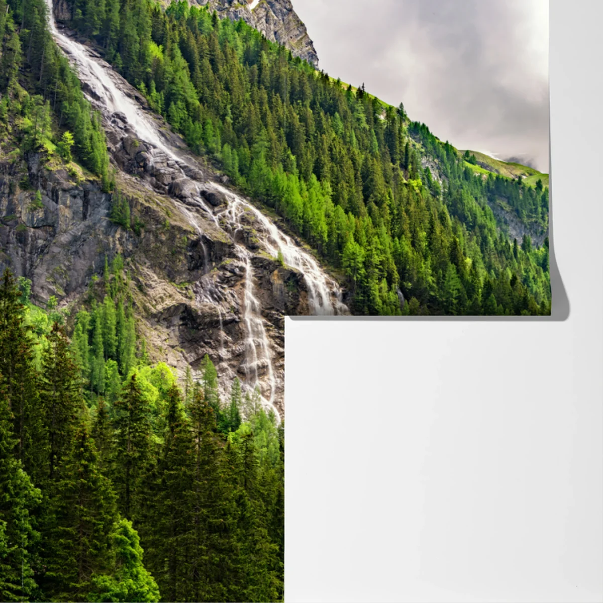 Fototapete nebelverhangener alpenwasserfall über grüner waldschlucht Fototapete nebelverhangener alpenwasserfall über grüner waldschlucht