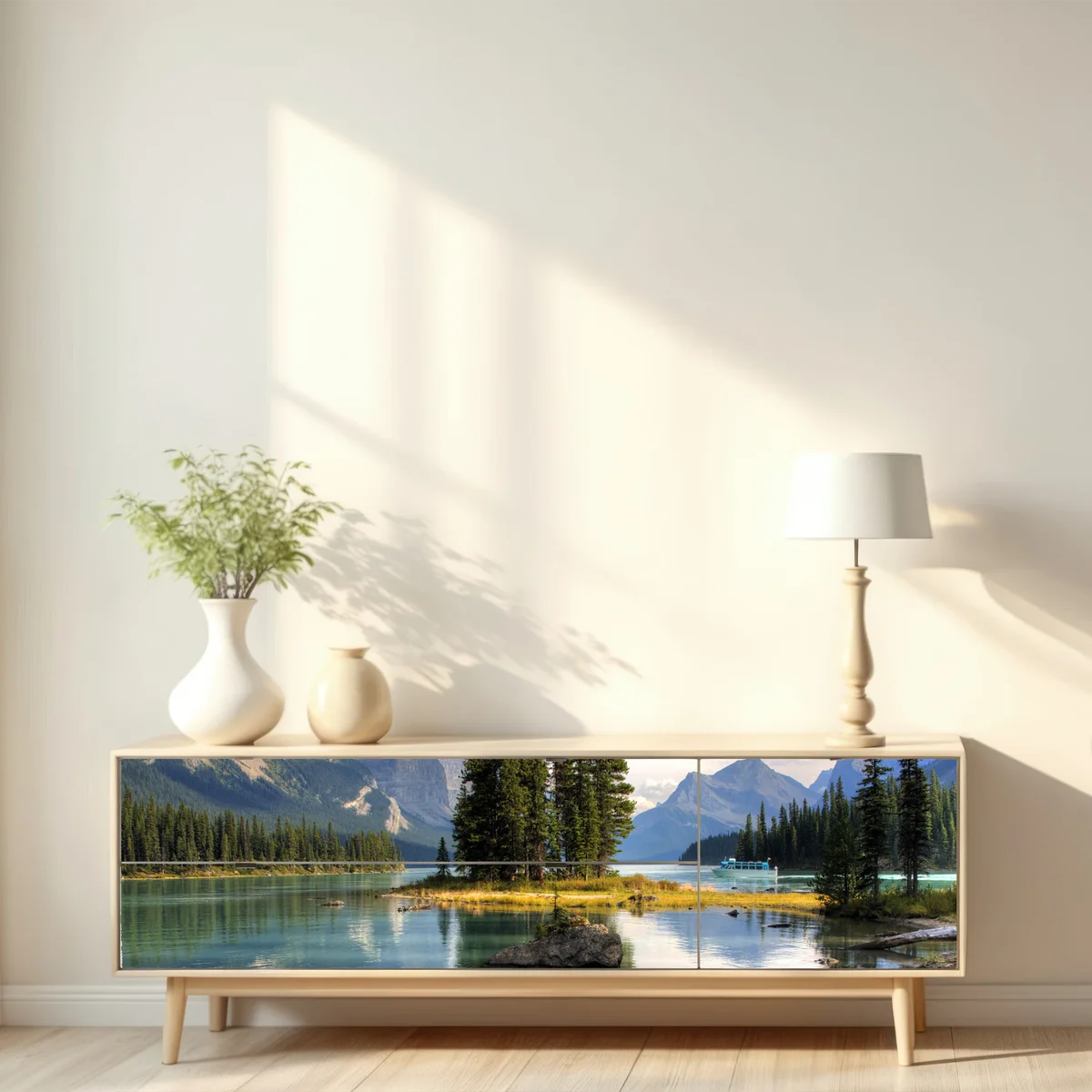 Repositionierbarer Aufkleber ruhiger alpensee mit insel und bergen Repositionierbarer Aufkleber ruhiger alpensee mit insel und bergen