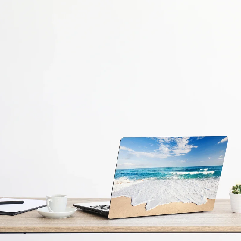 Naklejka na laptopa turkusowe fale na piaszczystej plaży