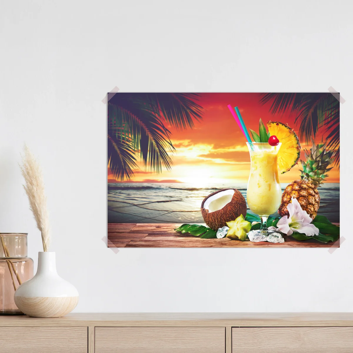 Poster tropischer kokos-ananas-cocktail am strand bei sonnenuntergang Poster tropischer kokos-ananas-cocktail am strand bei sonnenuntergang