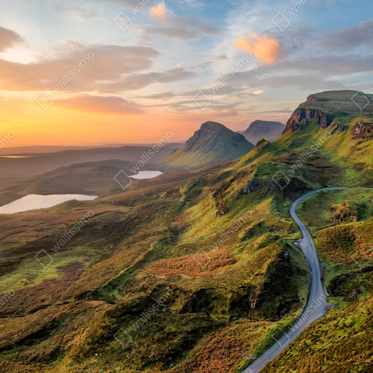 Fototapete sonnenuntergang über grünen hügeln Fototapete sonnenuntergang über grünen hügeln